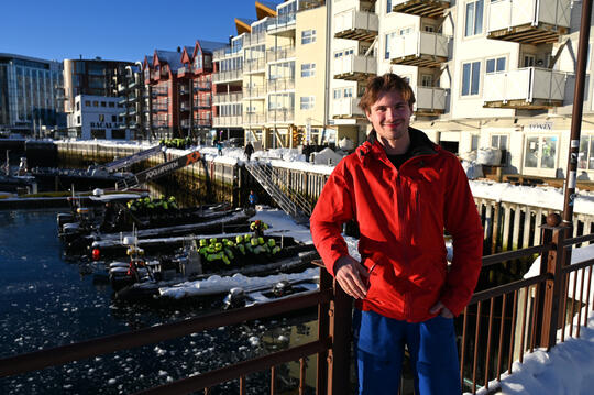 Adrian Lindseth-Haugvik er lærling hos Trekon AS i Rørvik. Han ønsker å ta fagbrevet samtidig som han skal fullføre sin mastergrad i arkitektur. 