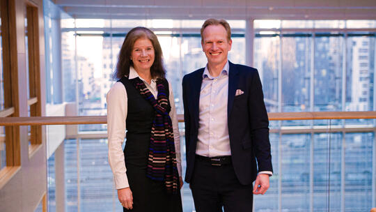 Administrerende direktør i Gjensidigestiftelsen Ingrid Riddervold Lorange og konsernsjef i Gjensidige Geir Holmgren.