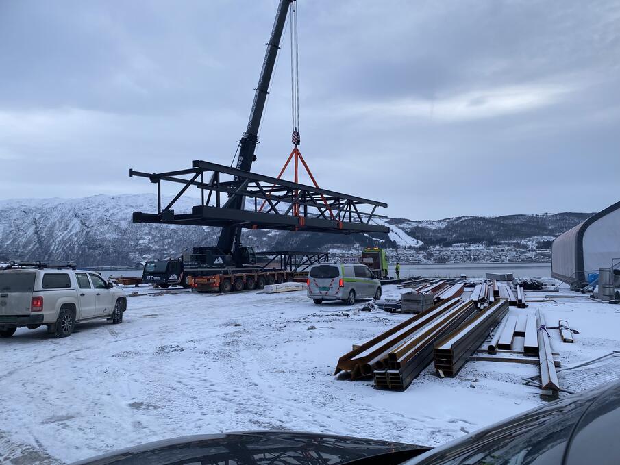 Ofoten Mek har også mobilkran som de benytter i transport og til montasje. Her klargjøres en konstruksjon for transport. 