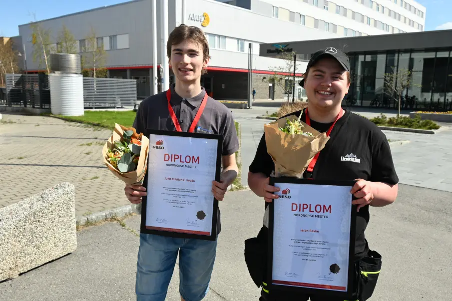 VINNERE: Jon-Kristian F. Kvello fra Storegga Entreprenør AS (til venstre) og Jøran Bakke fra Element Nor er vinnere i NNM for lærlinger i byggfag 2024. 