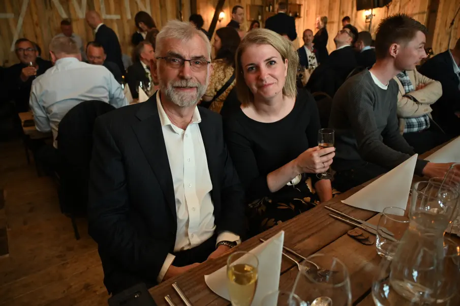 Yngve Johnsen og Mari Johnsen kan feire at BME Johnsen er 75 år i 2024. Her fra festmiddagen på NESOs årsmøte i Alta i mai 2024. 