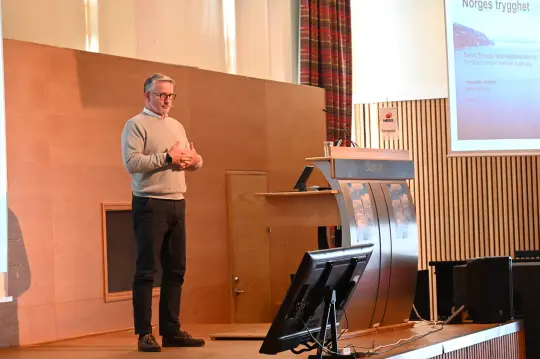 Forsvarsbygg, her representert ved direktør Thorbjørn Thoresen på NESOs årsmøtet i Alta, har benyttet flere NESO-entreprenører i 2023. 