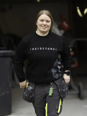 Tre og Betong har de siste årene fått flere kvinnelige medarbeidere ute på byggeplass. Jentene selv opplever at de har blitt godt tatt imot. Fra venstre: Martin Lorentzen, Ane Krystad, Helene Hansen og Thea Lifjell. 