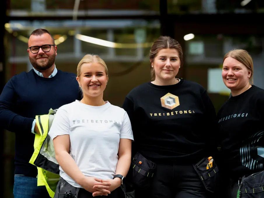 Tre og Betong har de siste årene fått flere kvinnelige medarbeidere ute på byggeplass. Jentene selv opplever at de har blitt godt tatt imot. Fra venstre: Martin Lorentzen, Ane Krystad, Helene Hansen og Thea Lifjell. 