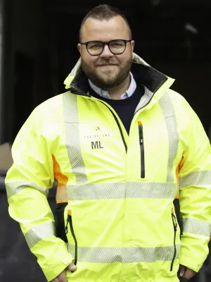 Tre og Betong har de siste årene fått flere kvinnelige medarbeidere ute på byggeplass. Jentene selv opplever at de har blitt godt tatt imot. Fra venstre: Martin Lorentzen, Ane Krystad, Helene Hansen og Thea Lifjell. 