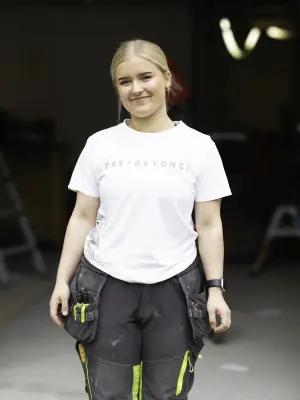 Tre og Betong har de siste årene fått flere kvinnelige medarbeidere ute på byggeplass. Jentene selv opplever at de har blitt godt tatt imot. Fra venstre: Martin Lorentzen, Ane Krystad, Helene Hansen og Thea Lifjell. 