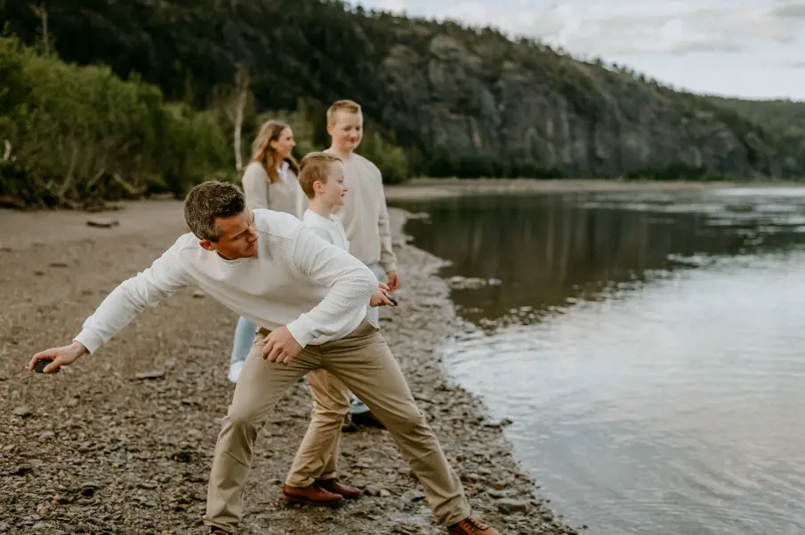 Øyvind er samboer med Karen Beate og sammen har de sønnene Emil og Elias. 