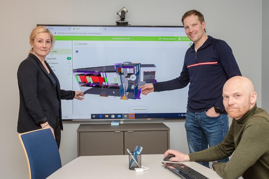 Nina Furulund Eriksen, Eirik Kivijervi og Ole Kristian Kivijervi foran en 3D-modell i Dalux, som er bedriftens primære digitale prosjekteringsverktøy i dag.