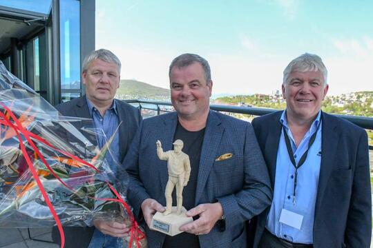 MBA Entreprenør fikk tildelt NESO-prisen i 2017. Fra venstre: Styreleder i NESO, Bjørn Johansen, Trond Harry Hansen fra MBA Entreprenør og adm. direktør i NESO Ruben Jensen. 